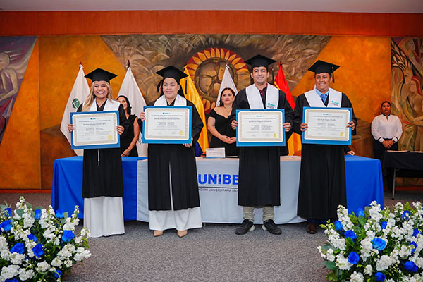 Awarding of degrees to UNIB scholarship recipients in Ecuador.